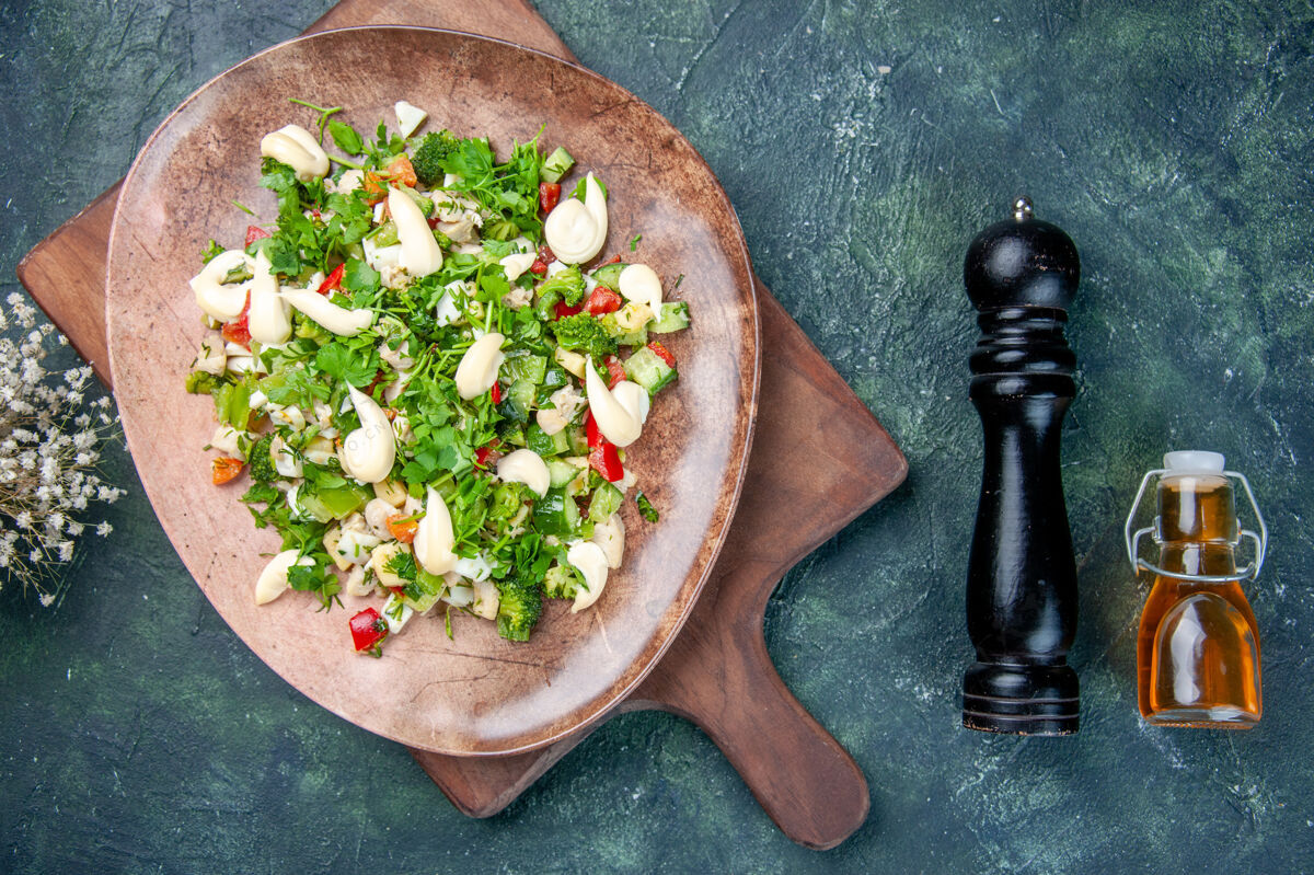 晚餐顶视图美味的蔬菜沙拉在深蓝色背景的盘子里烹饪晚餐午餐健康适合餐厅的颜色胡椒粉食物里面