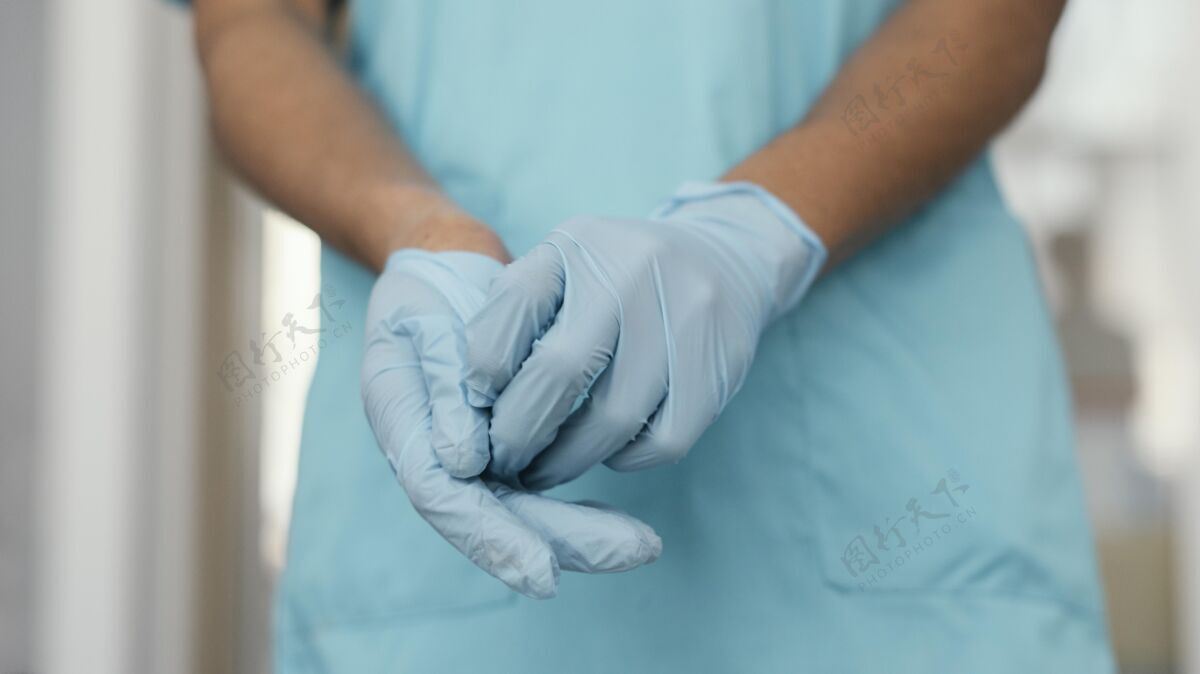 医疗保健戴上手套 双手合拢生活方式健康医生