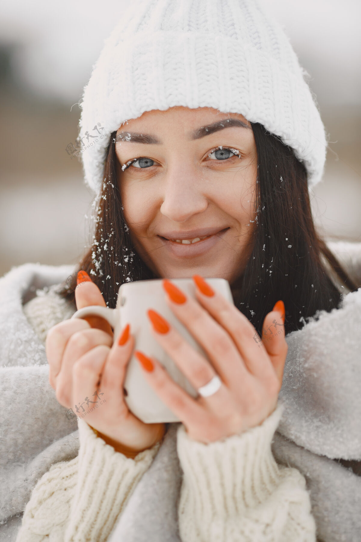 女人穿着白毛衣和茶的女人的特写肖像森林冰冻欧洲