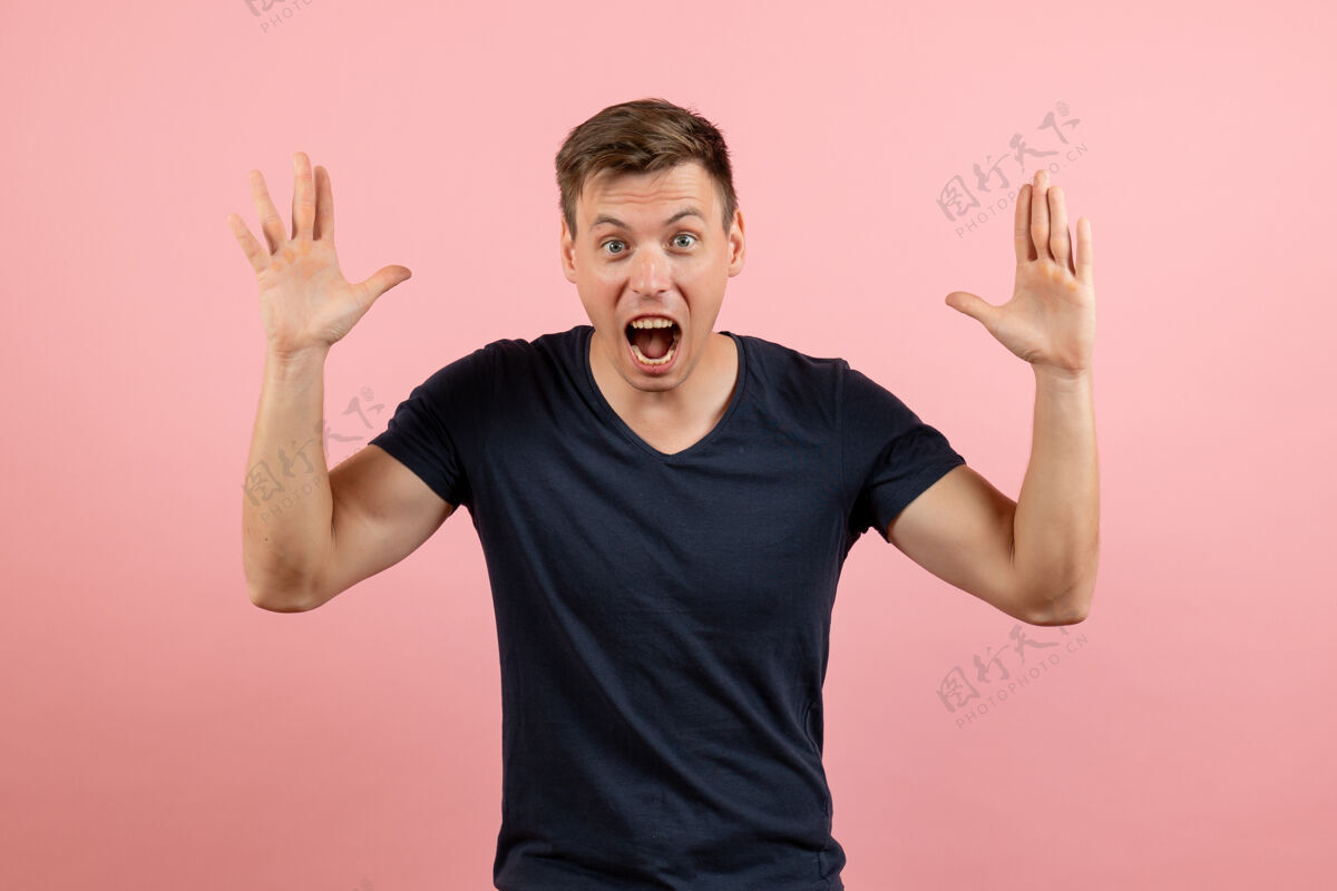 成人正面图身穿蓝色t恤的年轻男性在粉色背景上尖叫男性情感色彩模型人类人男性T恤