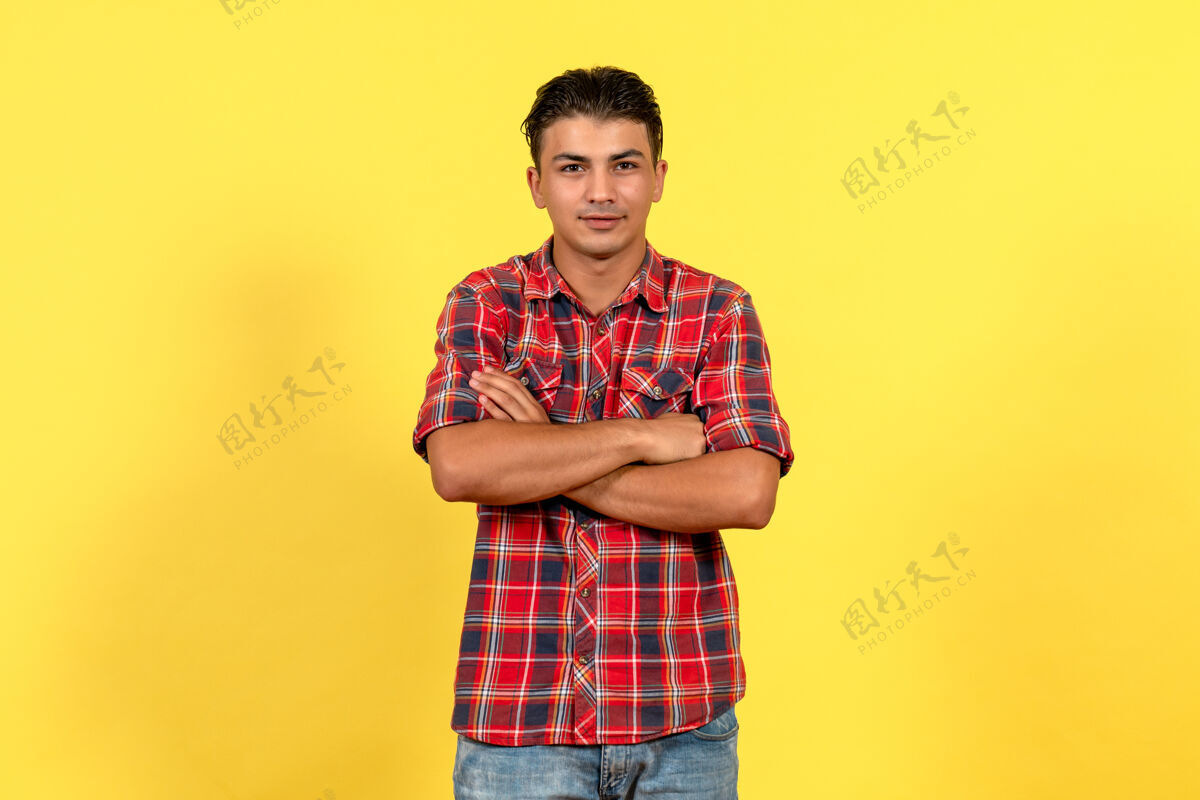 肖像正面图身着鲜艳衬衫的年轻男子正站在黄色底色的男模身上成人男性男人