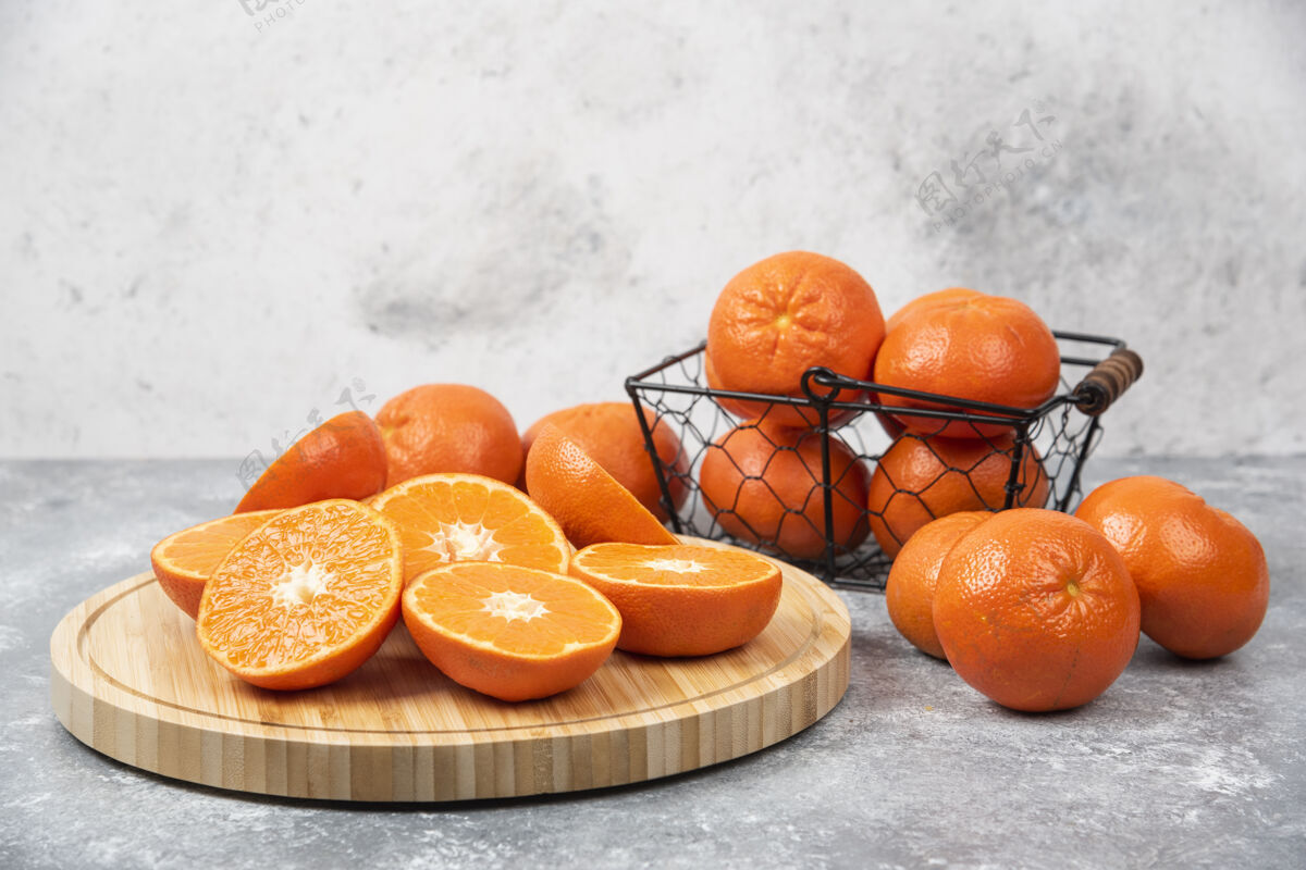 橙子片把切成薄片的新鲜多汁的橙子水果放在石桌上整个食品水果