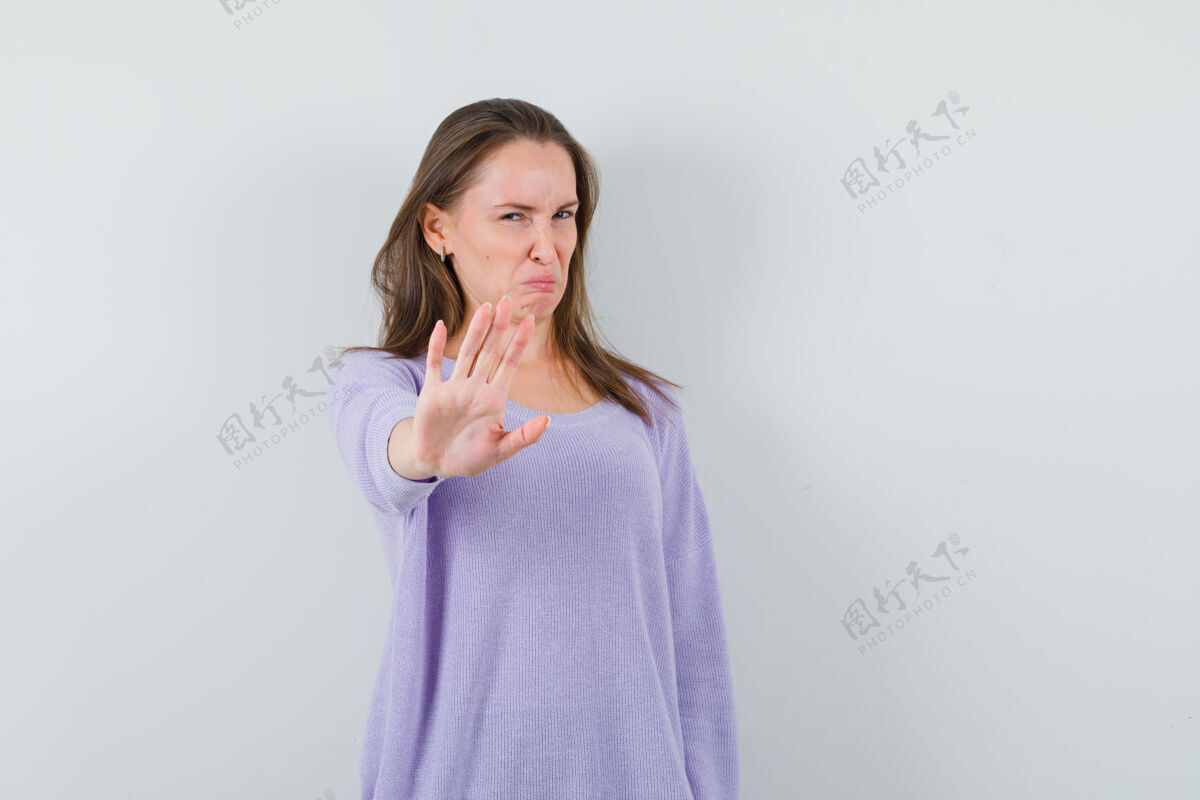 姿势身穿淡紫色上衣的年轻女性 摆出一副不满意的样子优雅衬衫手势