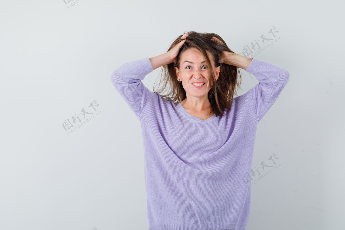 复杂一个穿着淡紫色上衣的年轻女人 手放在头上 看起来很复杂皮肤眼镜美女模特