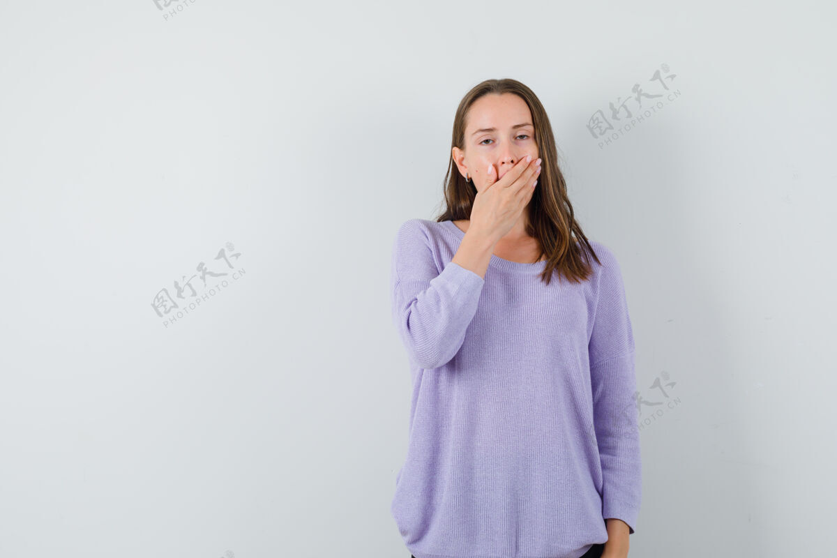 完美穿着淡紫色上衣的年轻女性 手放在嘴上打呵欠 看起来很困清洁健康哈欠