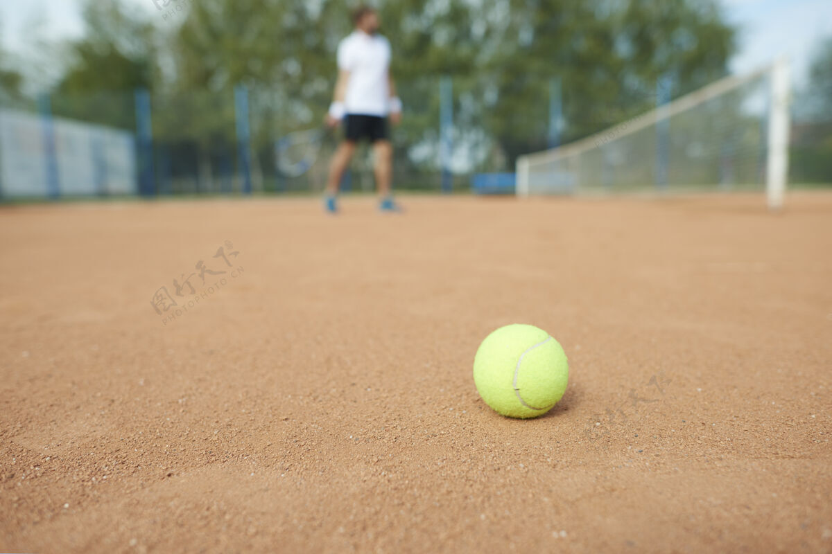 网网球场上的网球和男人比赛低角度视野场地