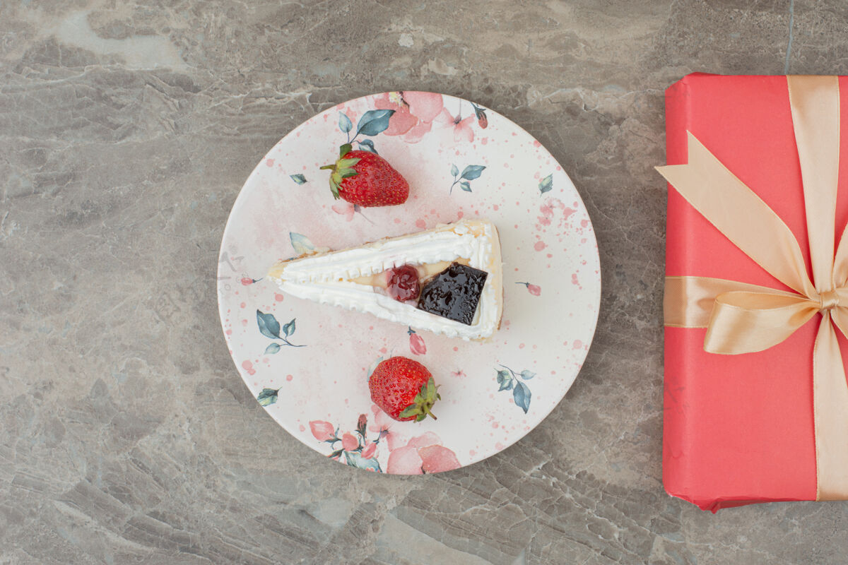礼物草莓芝士蛋糕和大理石桌上的礼物甜点节日蛋糕