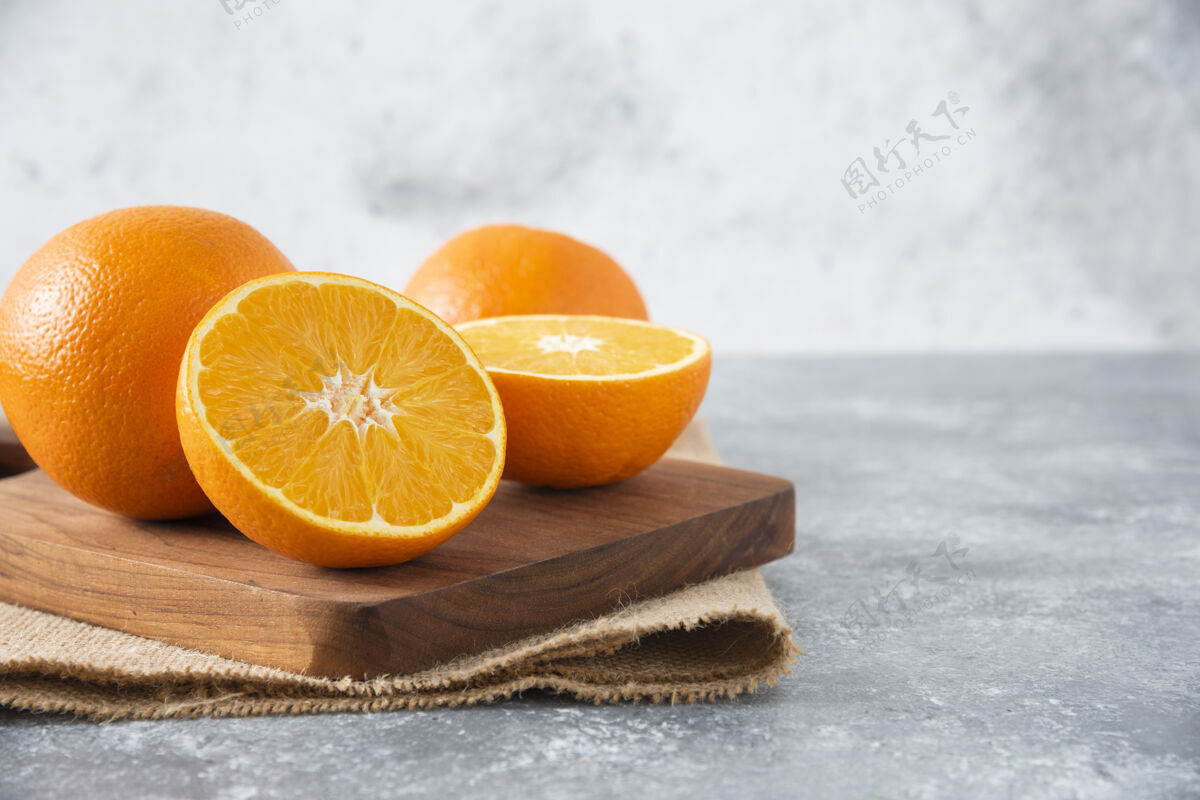 酸味石桌上放满了橙子汁的木板提神维生素c柑橘