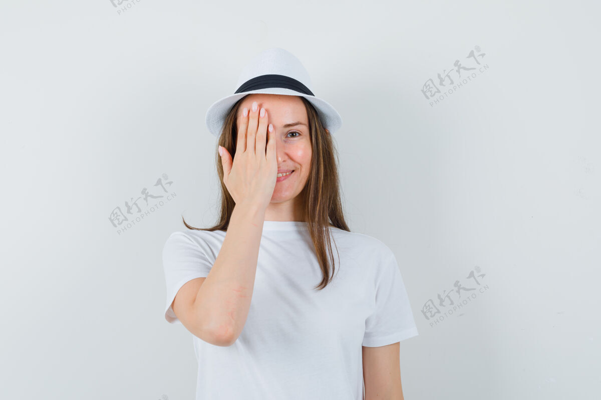 兴奋戴着白色t恤帽子的年轻女士手戴眼睛 看上去很高兴T恤女士时尚