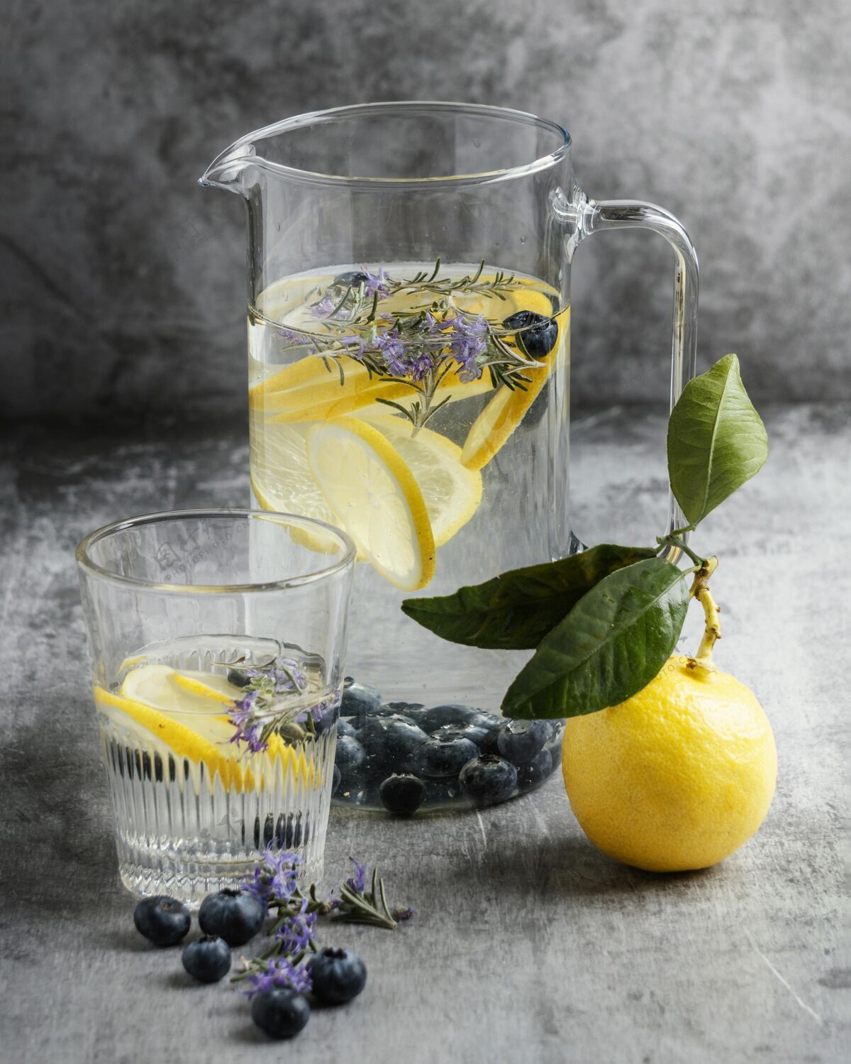 饮食健康的柠檬水在玻璃排列食物柠檬提神