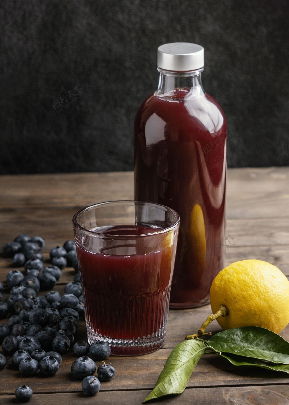 健康生活方式健康的红色饮料在玻璃瓶的安排提神提神饮料食物