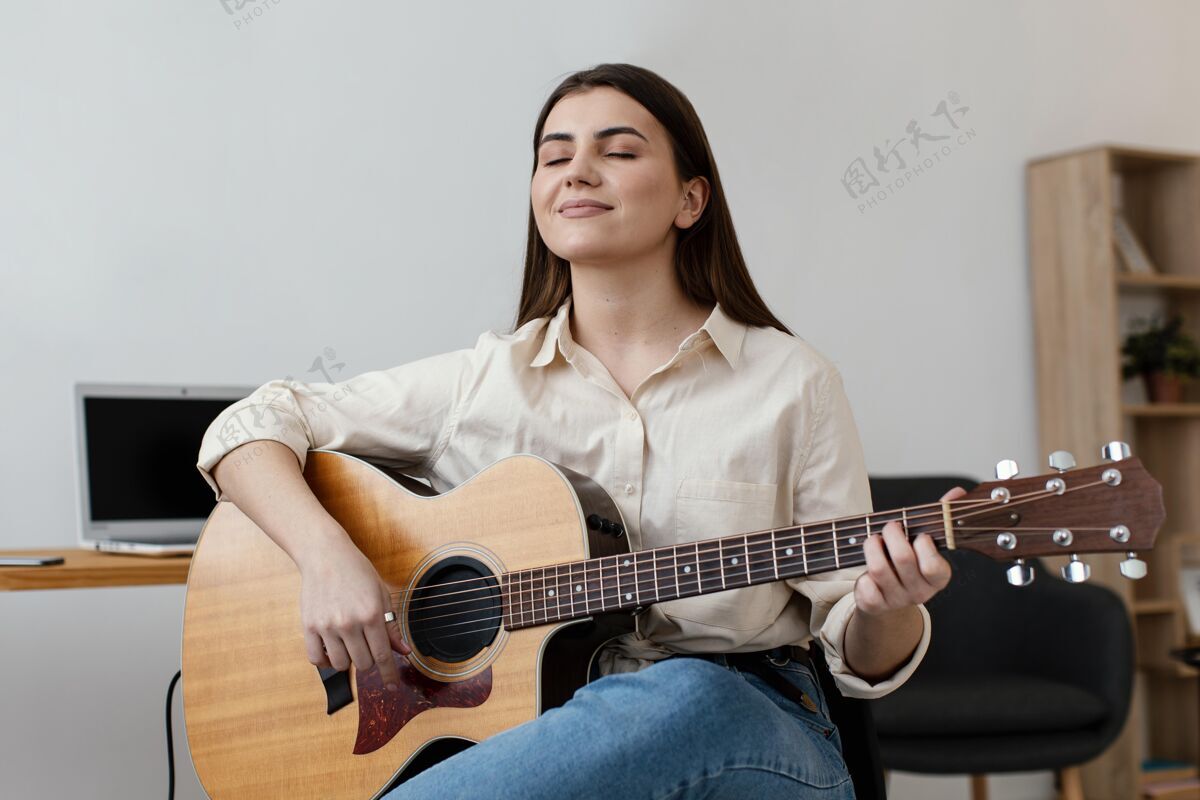 音乐笑脸女音乐家弹原声吉他天才声音水平