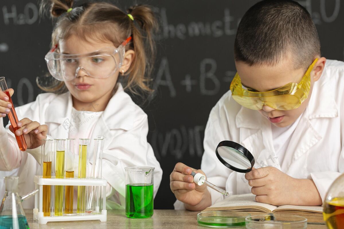 孩子孩子们在实验室做实验放大镜实验室外套显微镜