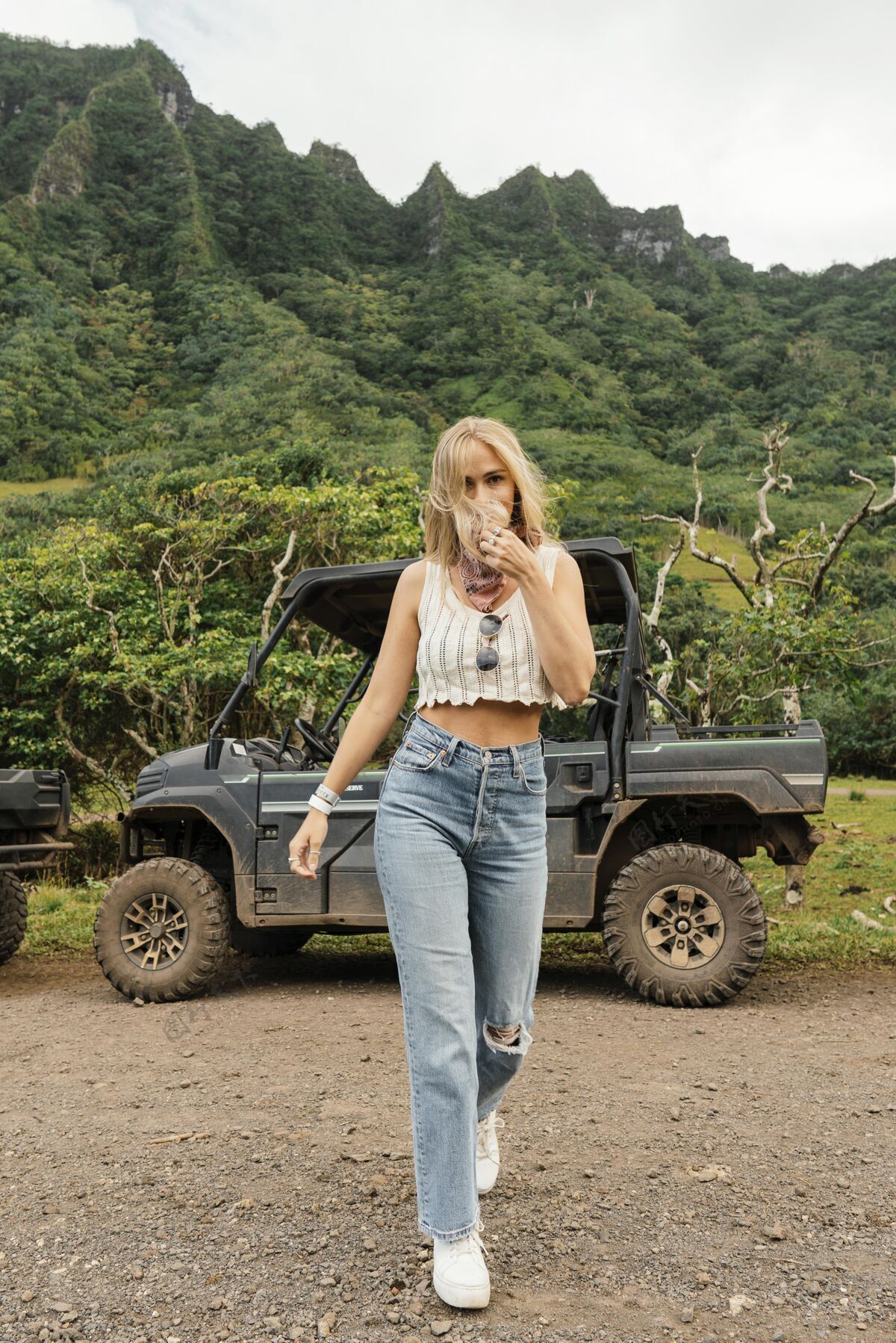 姿势夏威夷吉普车旁的女人夏威夷度假夏威夷群岛