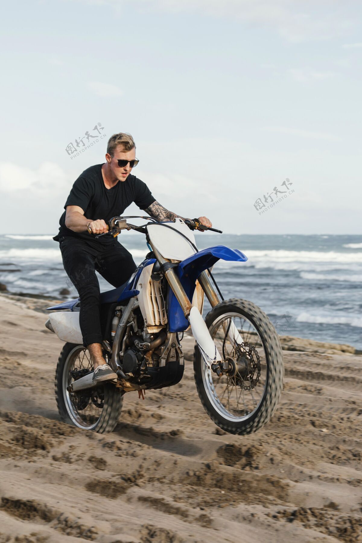 夏威夷夏威夷骑摩托车的人姿势激情夏威夷群岛