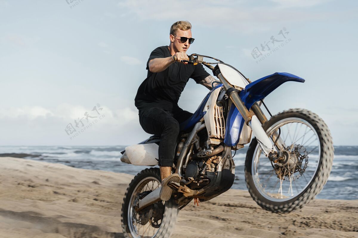 模型夏威夷骑摩托车的人冒险夏威夷姿势