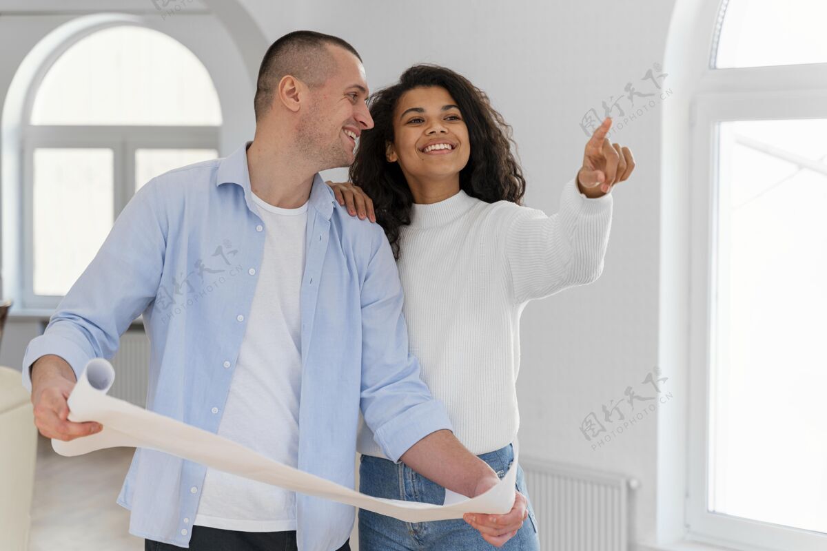 家庭笑脸夫妇在他们的新家举行房屋计划不动产所有权不动产