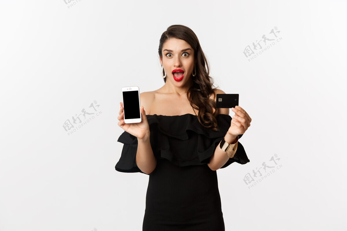 魅力时尚购物理念惊艳美女展示智能手机屏幕和信用卡 表情兴奋 网购 白色背景莫比尔口红女人