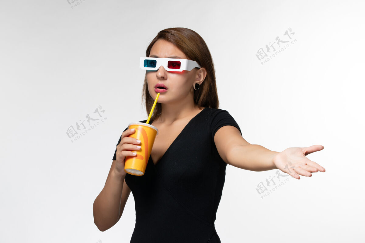 电影正面图白色表面上戴着d墨镜拿着苏打水的年轻女性太阳镜前面孤独