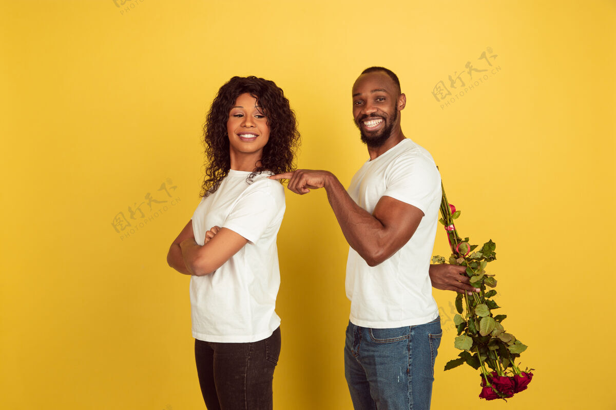 男性带着玫瑰的年轻夫妇年轻肖像快乐