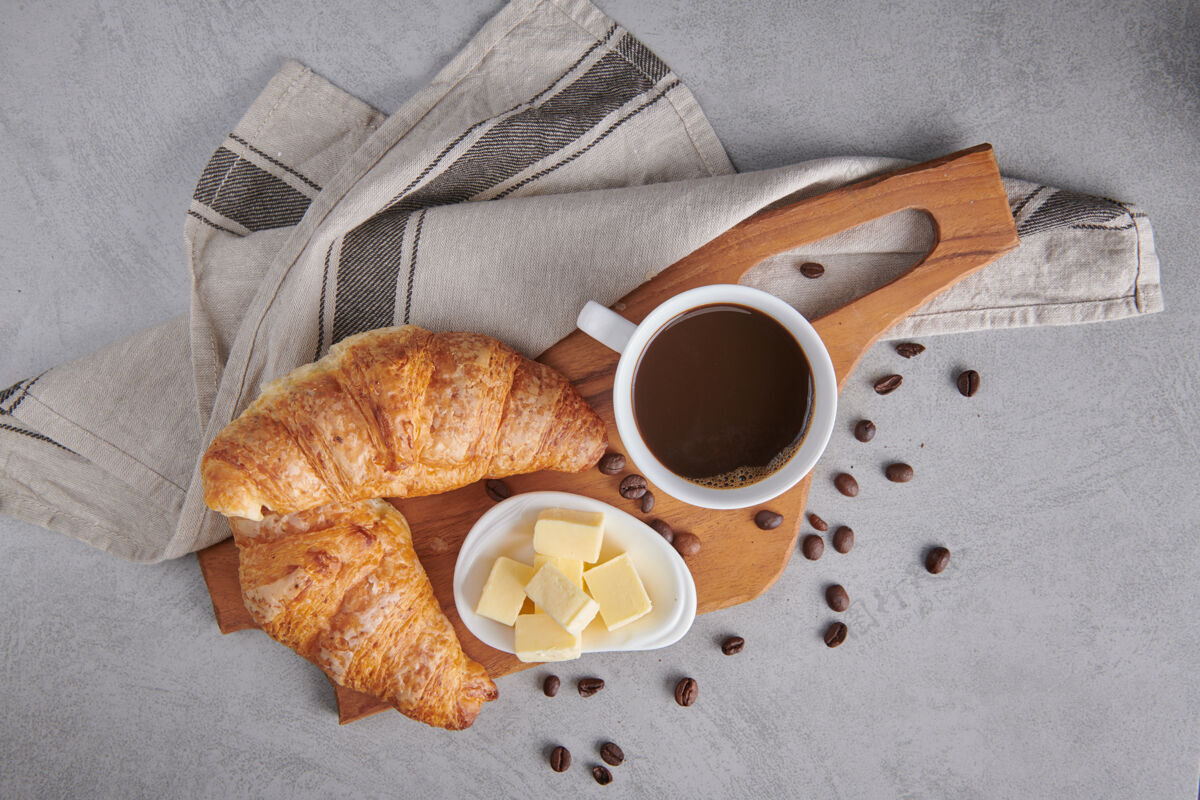 早餐美味的早餐 新鲜的牛角面包和加黄油的咖啡背景果酱美味