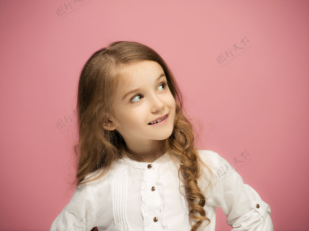 一快乐的少女站在时尚的粉色工作室背景上 微笑着美丽的女性肖像年轻的女孩女人情绪脸