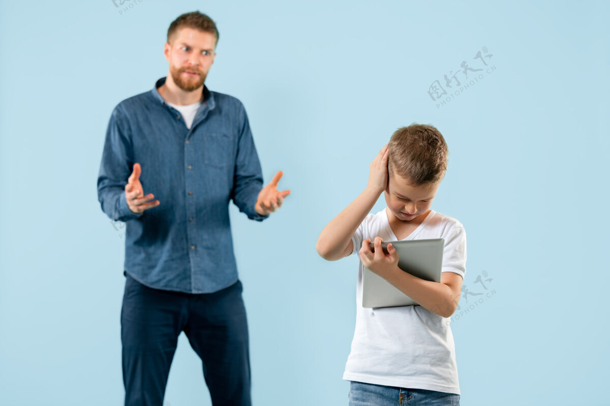 不安愤怒的父亲在家骂儿子儿子悲伤责骂