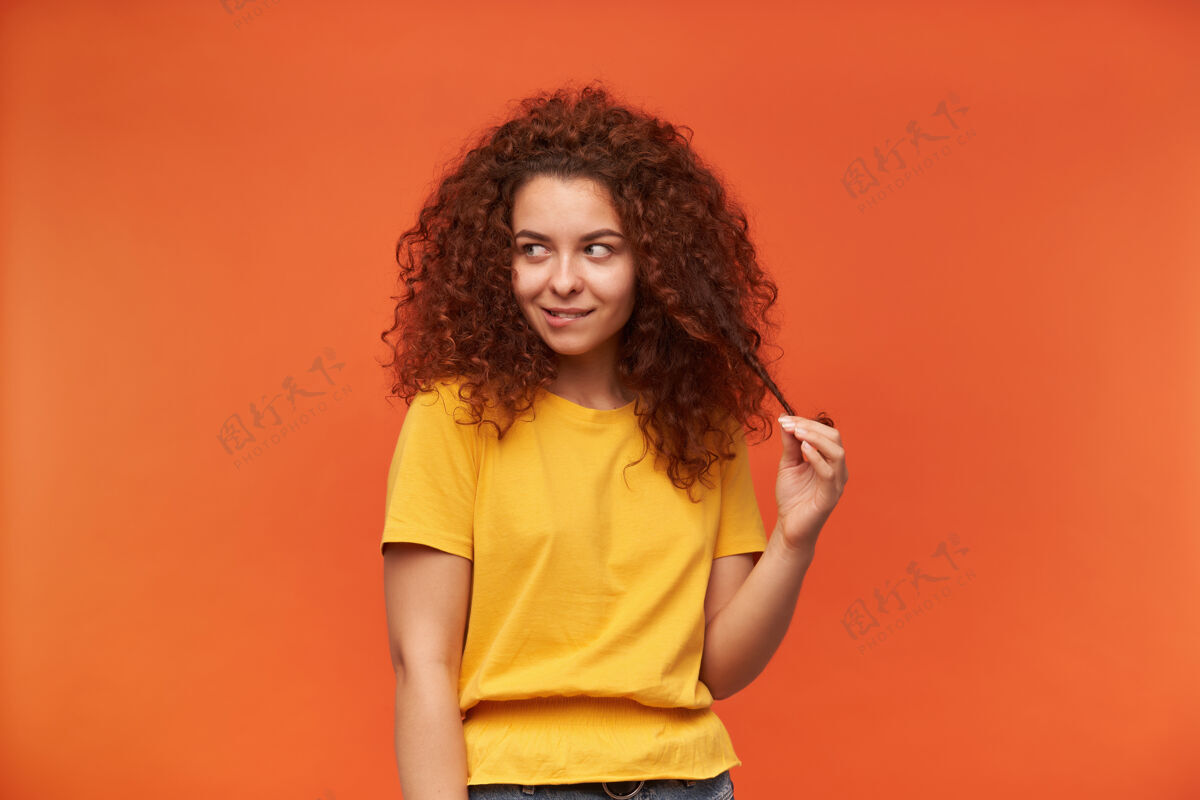自然十几岁的女孩 调情的女人 姜黄色卷发 穿着黄色t恤搁浅复制空间女性