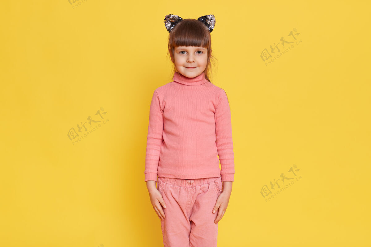 粉色欧洲可爱的小女孩儿摆着黄色的猫耳朵红发冷静室内
