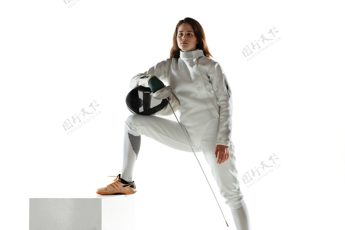 战斗身穿击剑服装的少女 手拿剑 被隔离在白墙上运动技能花剑