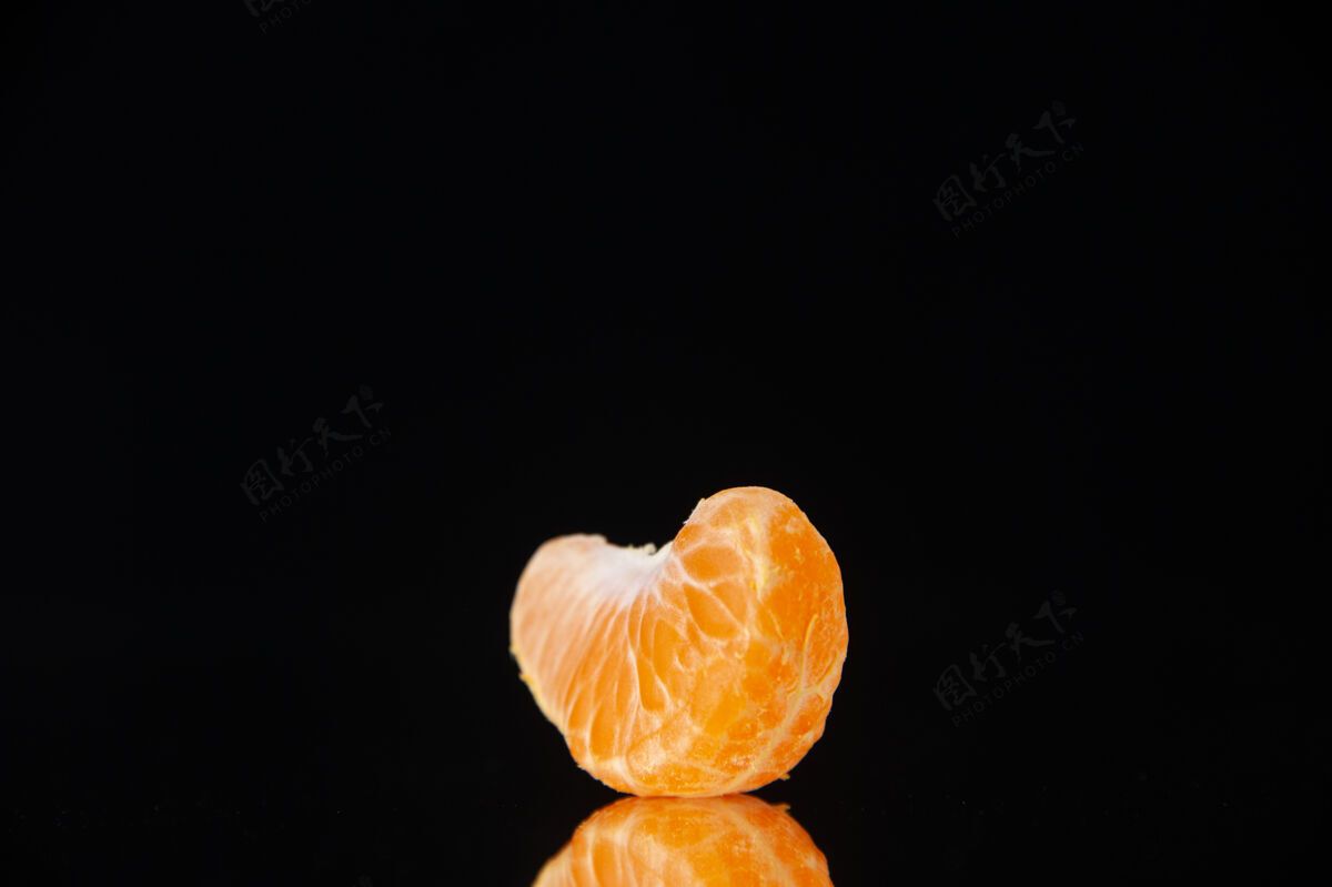 柑橘正面图黑墙上的小橘子片饮料树柑橘果汁橙子葡萄柚食用水果景观柚子