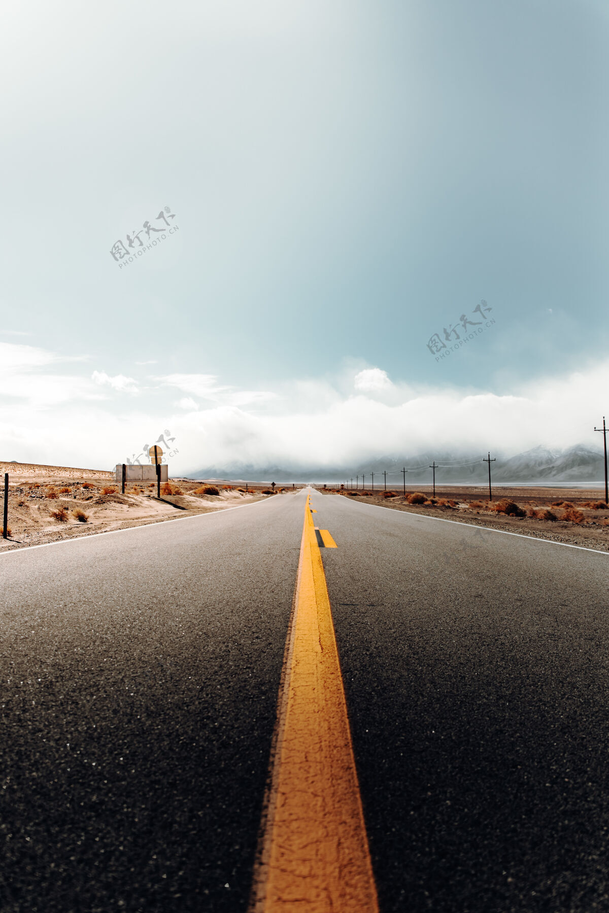 高速公路沙漠中的空路沥青高速公路公路