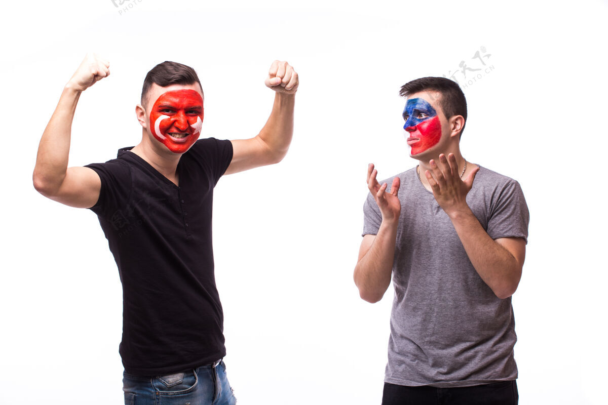 杯年轻的捷克和突尼斯球迷输赢情绪孤立在白墙上足球国旗男人