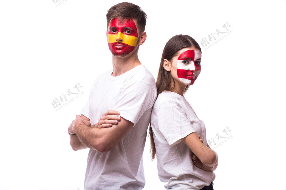 男性年轻的西班牙和克罗地亚球迷被隔离在白墙上体育世界杯快乐