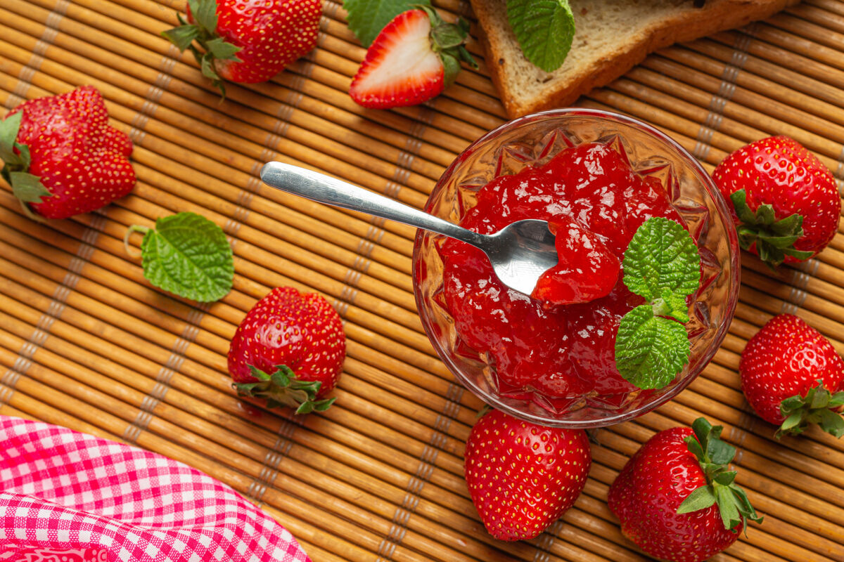 营养木背景草莓酱玻璃草莓有机
