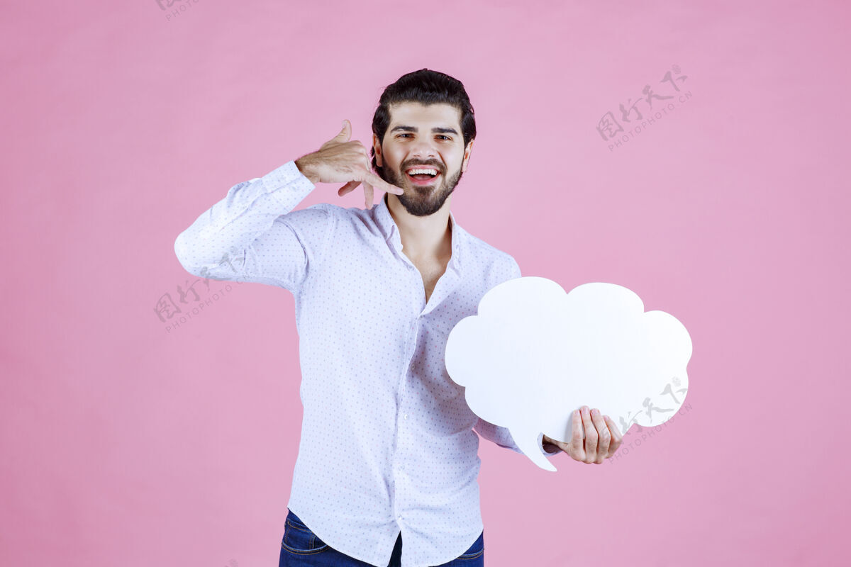模特一个拿着云形板的人在打电话人类年轻人成人