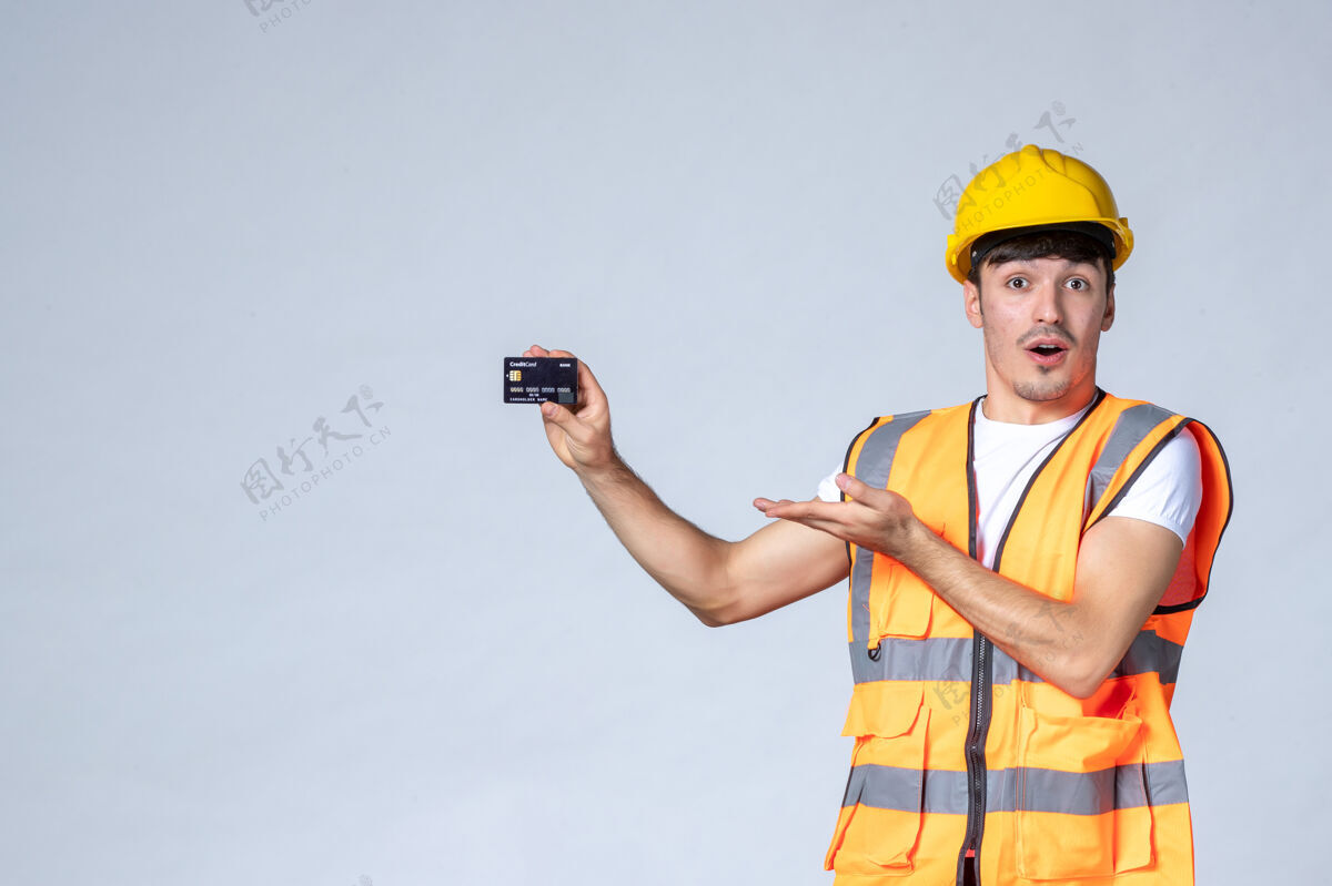 技工正面图白底黑银行卡的年轻男工卡前面建设者