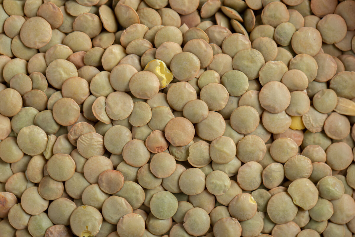顶视图许多未经料理的褐色干扁豆健康食品吃食物
