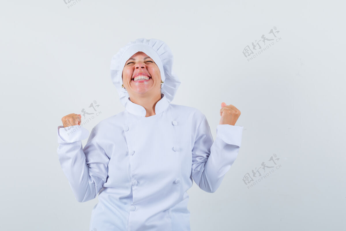 人一个金发女人穿着白色厨师制服展示成功的姿态 看起来很漂亮化妆时尚皮肤护理