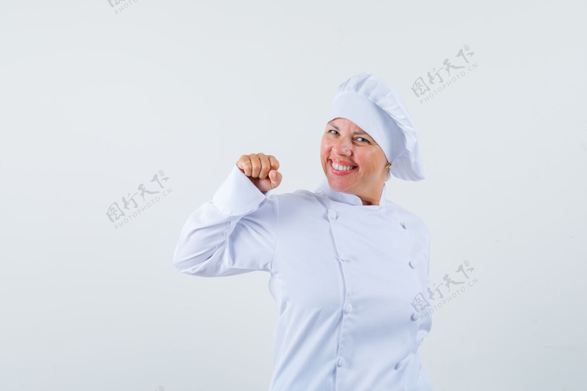 模特身着白色制服的女厨师 摆出获胜者的姿态 看上去很开心喜悦魅力学生