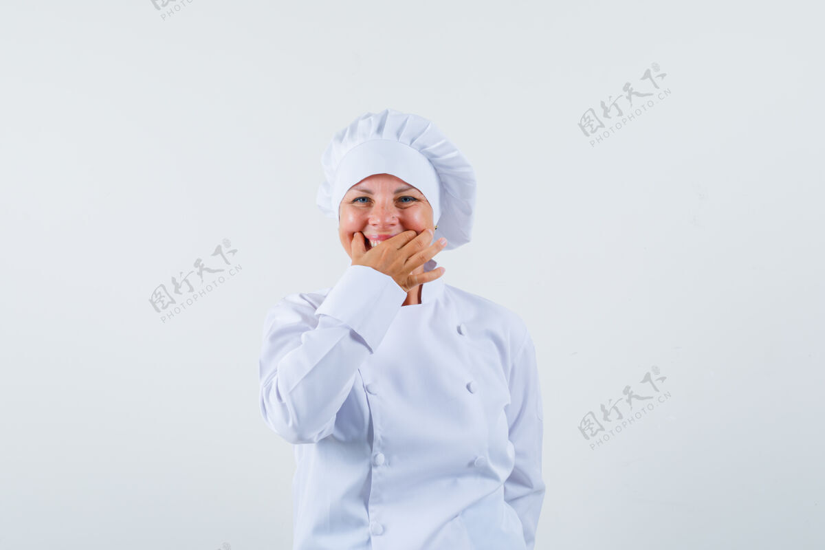 学生一位身穿白色制服的女厨师手捂着牙 看上去很高兴时尚乐趣魅力