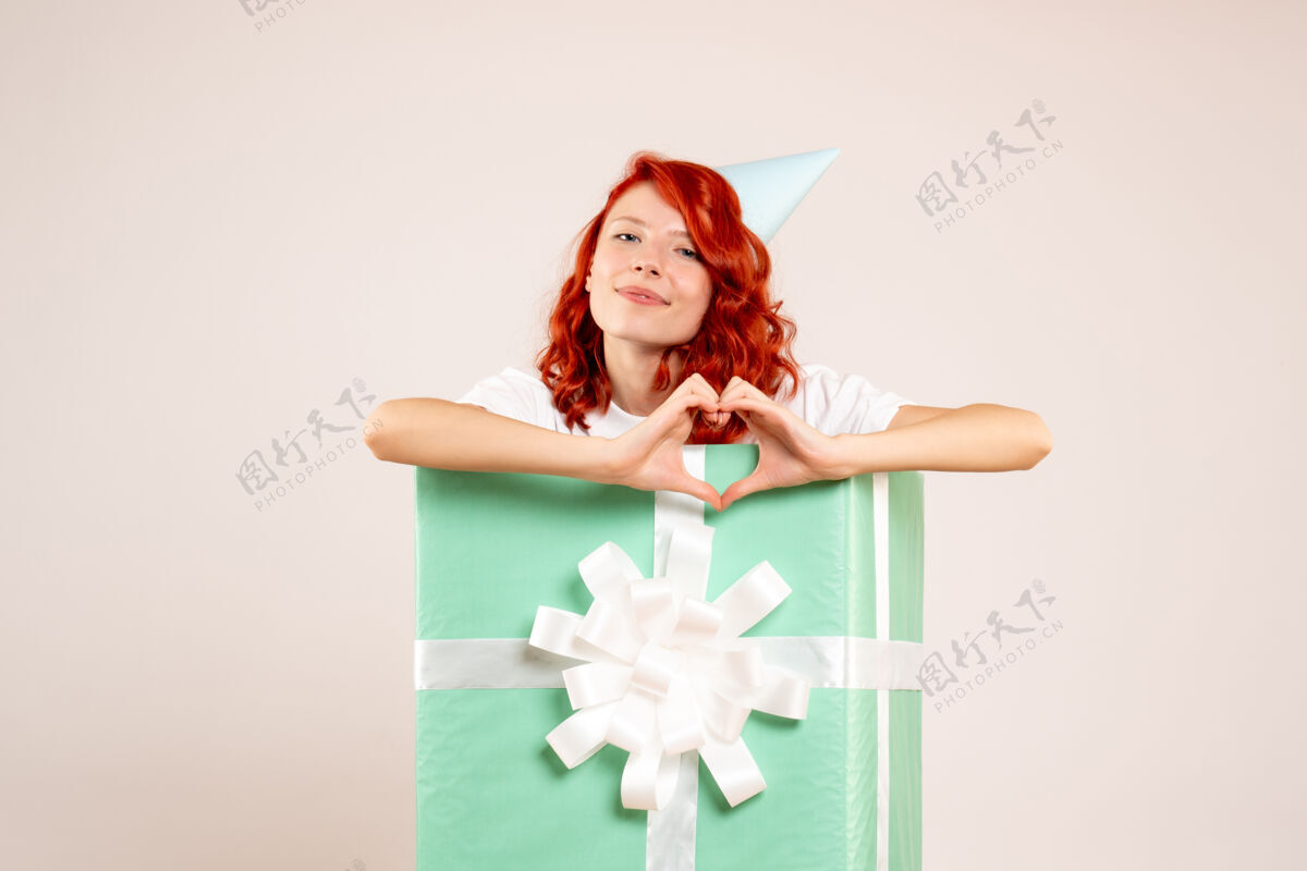 情感正面图：白色背景下的年轻女子正在送出爱丝带礼物爱