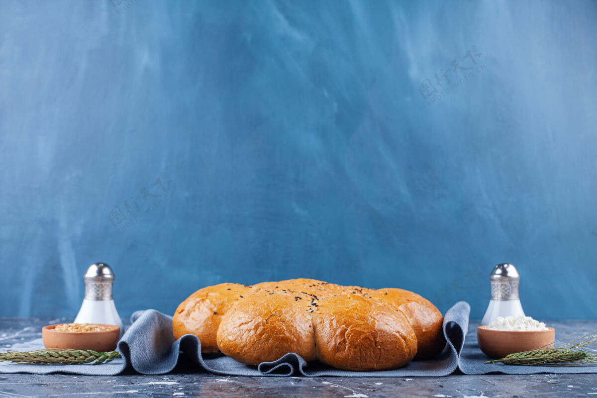 面包新鲜香甜的面包 蓝色上有盐和胡椒衣服美味芳香