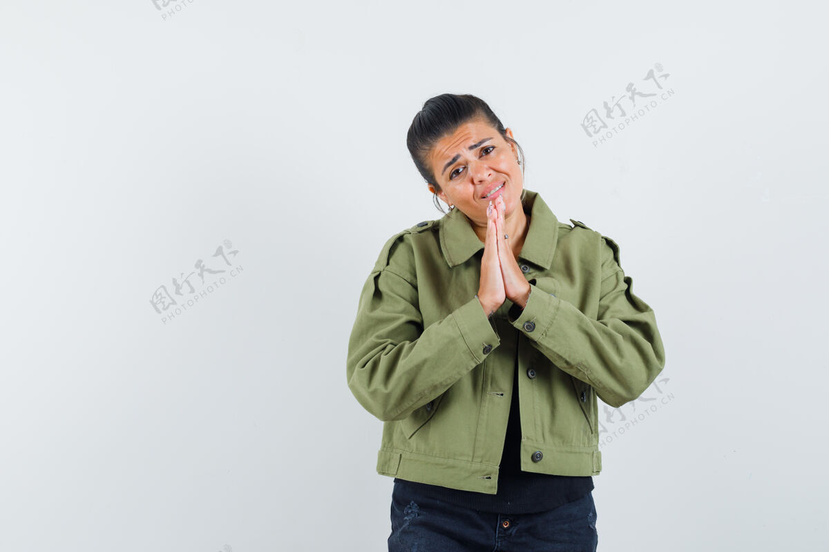 清洁一个穿着夹克衫 t恤衫 手牵手祈祷的女人 看上去充满希望黑发女人魅力