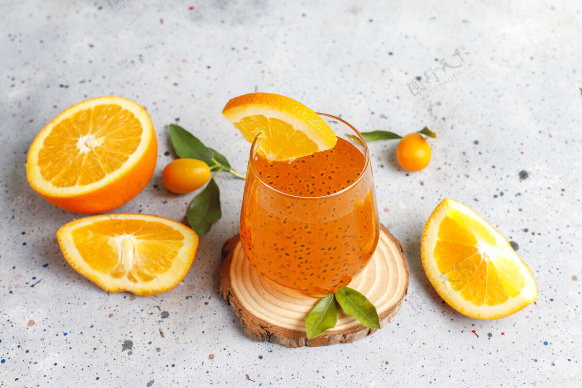 排毒桔子罗勒籽饮料冷不含酒精柑橘