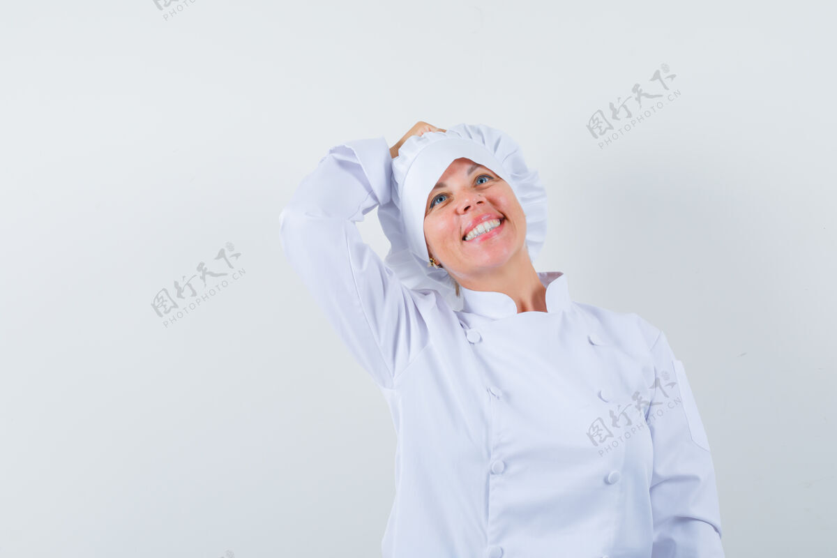 学生一位身穿白色制服的女厨师手挽着手 看上去很幸运头厨师表情
