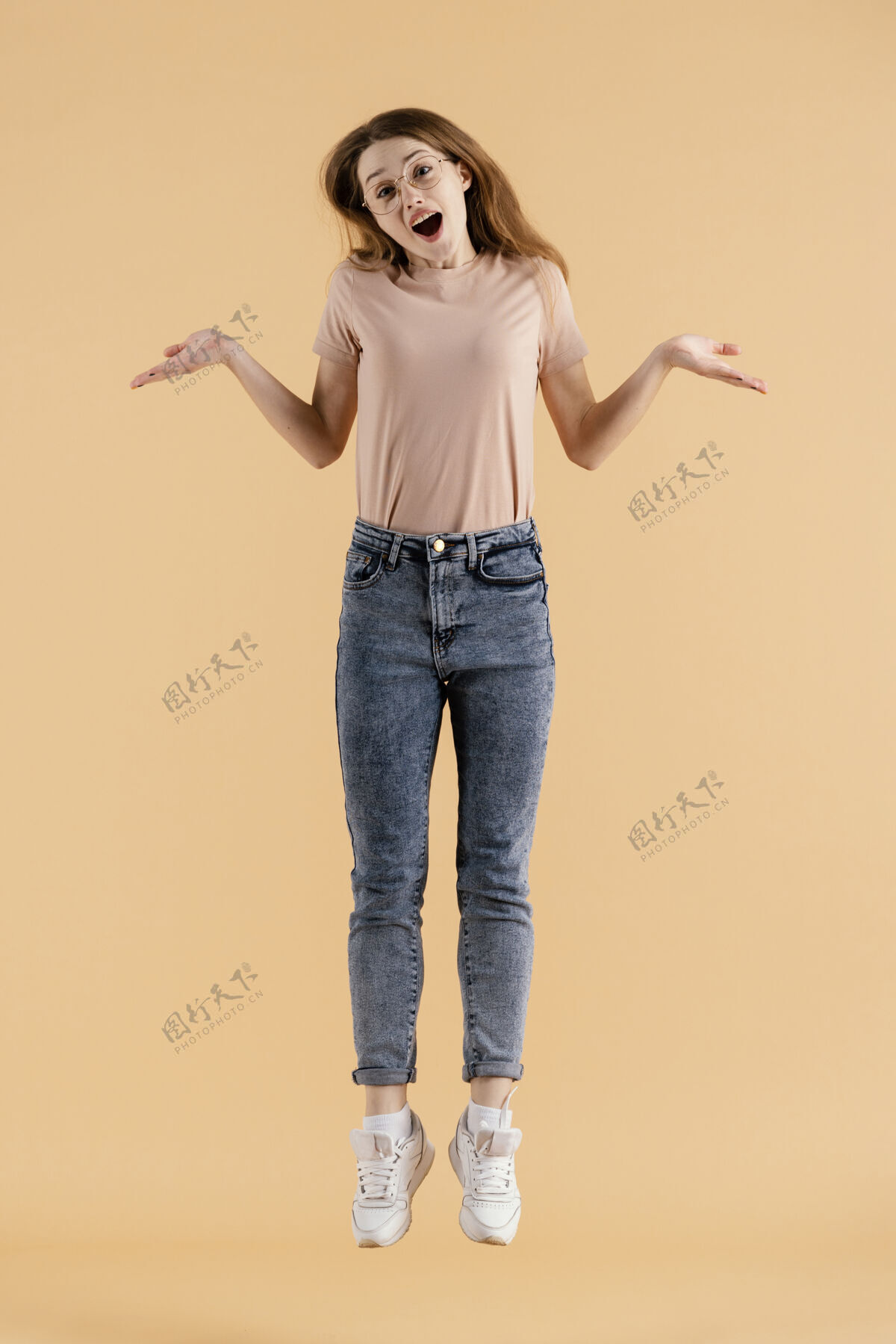 表达年轻的女模特跳肖像跳跃女人