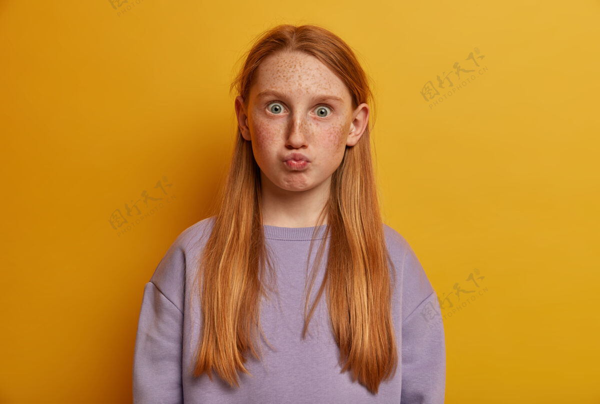 年轻年轻漂亮女孩的特写肖像自然耳朵孩子