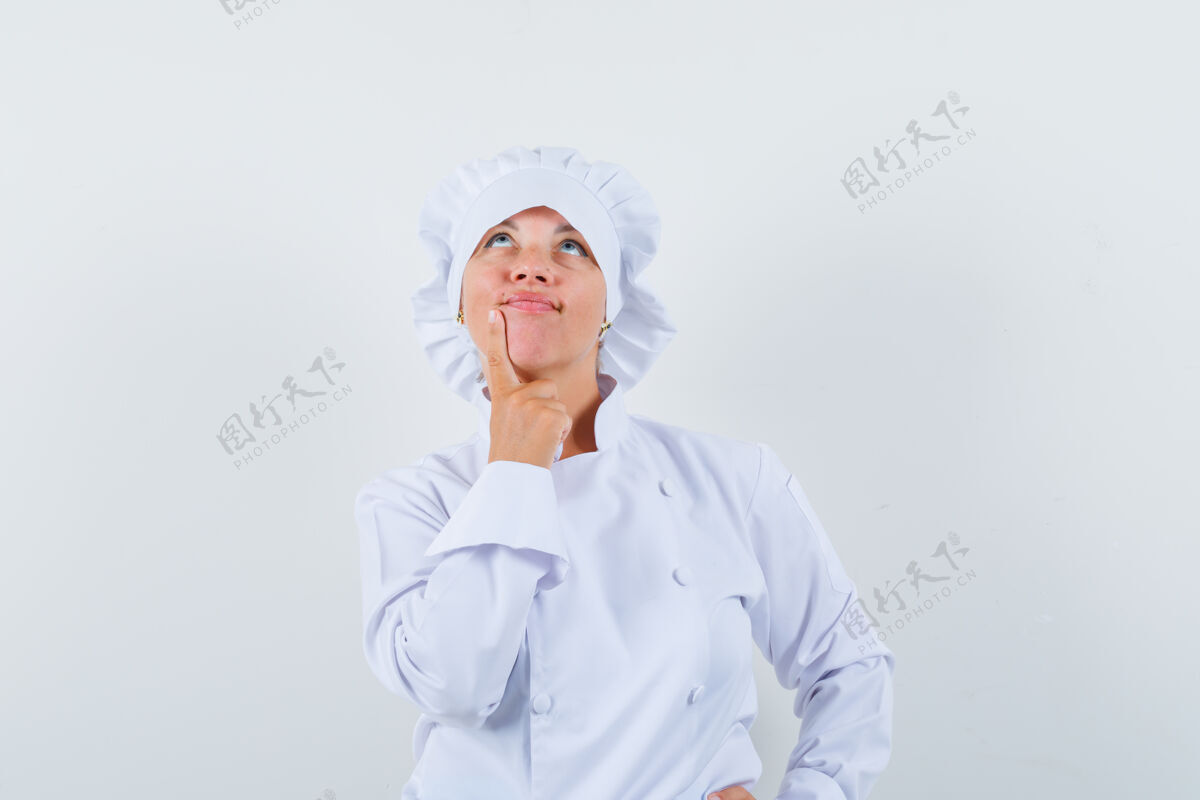 表情一位身穿白色制服的女厨师把手指放在下巴上 看上去犹豫不决卷发好看年轻