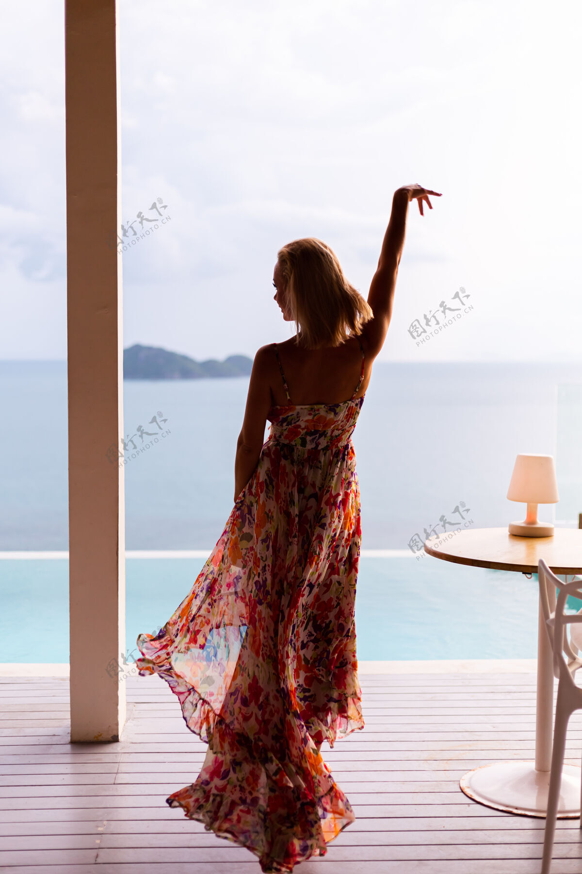 优雅美丽的高加索女子在豪华酒店别墅餐厅飞行夏装度假站立夏季奢华